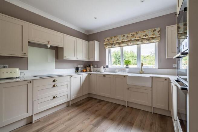 5 bed Detached for sale Image 12