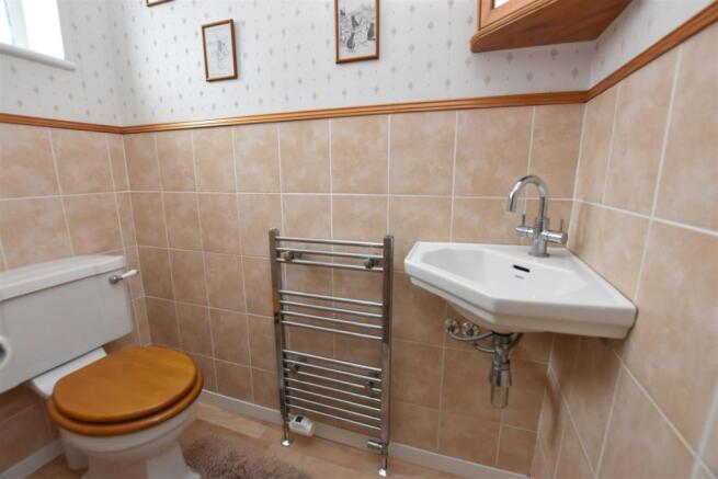 Cloakroom WC.JPG