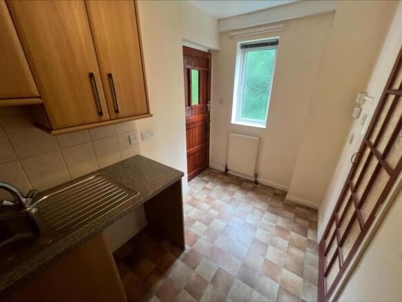 4 bed Detached to rent Image 8
