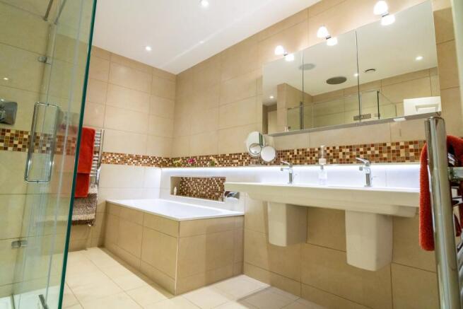 En-suite to Master