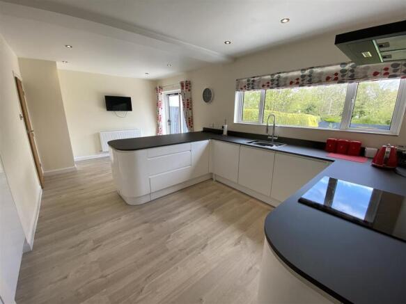 KITCHEN/DINING ROOM