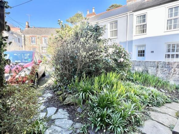 FRONT/SIDE GARDEN