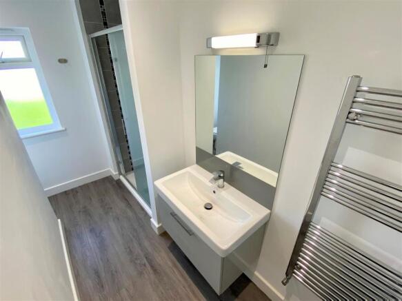 21 East Road Driveway Shower Room