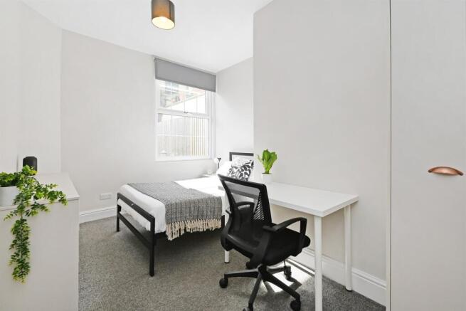3 bed Apartment to rent Image 6