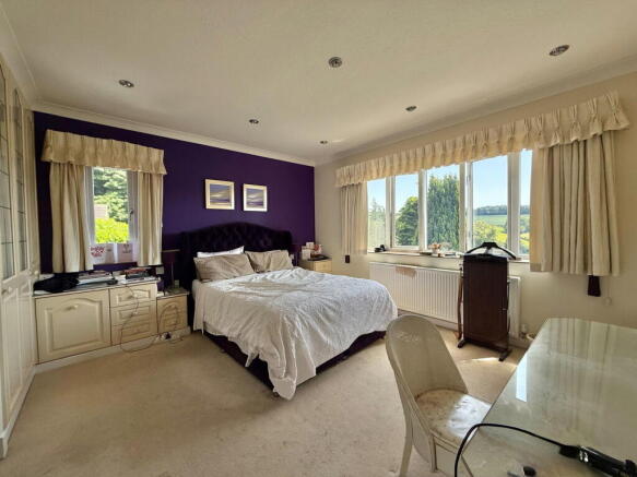 5 bed Detached for sale Image 11