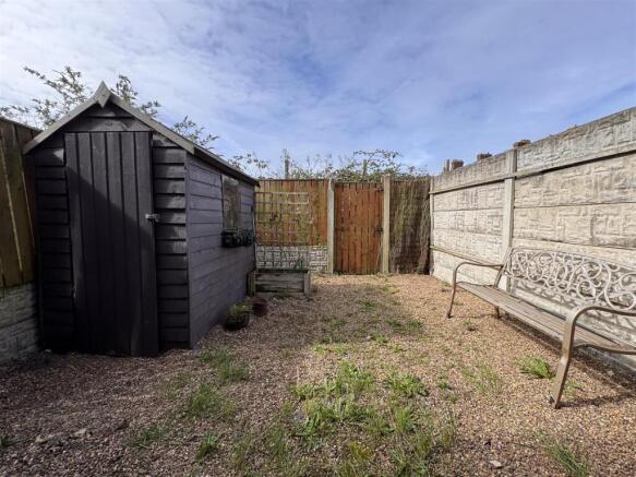 2 bed Terraced to rent Image 6