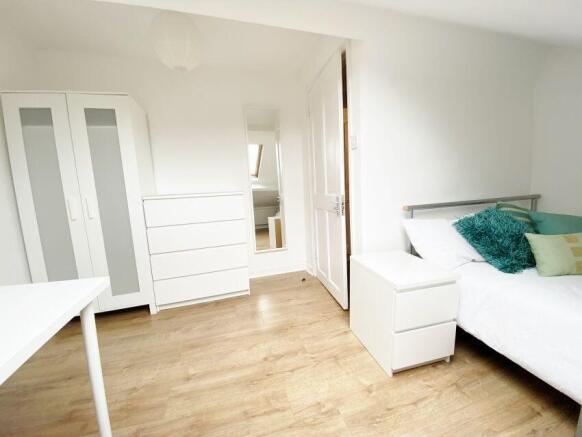 3 bed House Share to rent Image 5