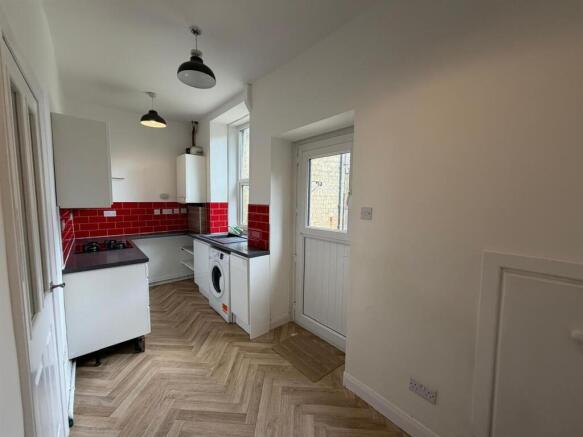 2 bed End of Terrace to rent Image 4