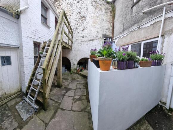 COURTYARD  -  UTILITY AREA