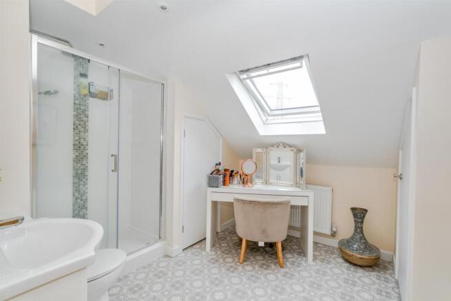 EN-SUITE BATHROOM