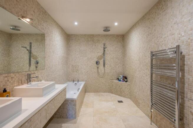 4 bed House for sale Image 10