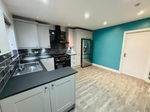 4 bed Town House to rent Image 4