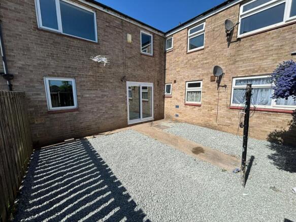 2 bed Terraced to rent Image 8