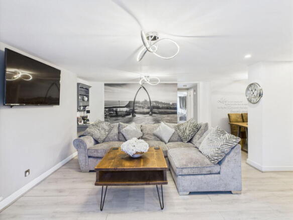 2 bed Flat for sale Image 6