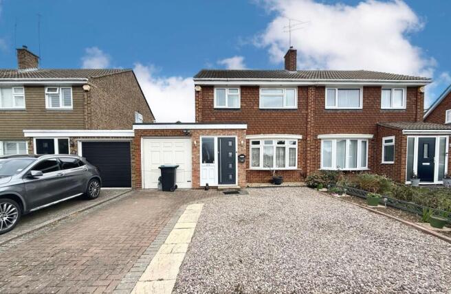 3-bed semi-detached on Turnpike Drive, Luton, LU3, £400,000