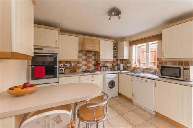 MODERN FITTED KITCHE