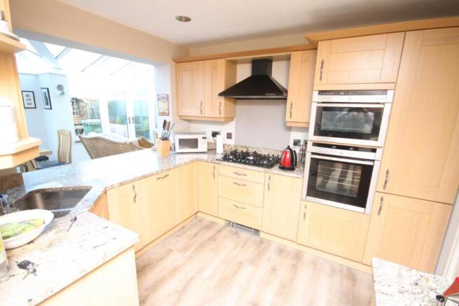 FITTED KITCHEN