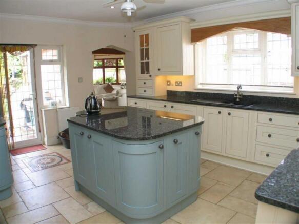 FITTED KITCHEN