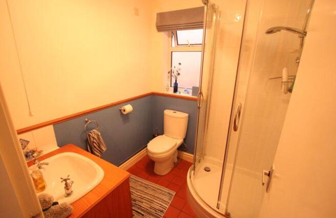GUESTS CLOAKROOM/SHOWER ROOM