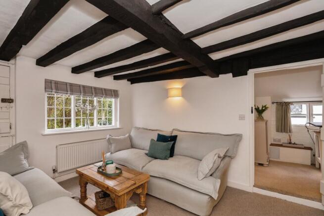 Sitting room with beams