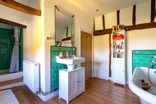 Bakers Cottage bedroom1 ensuite1.jpg