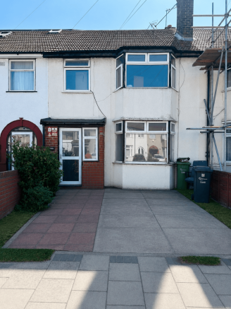 Spacious 3-Bedroom Terraced House with Driveway �