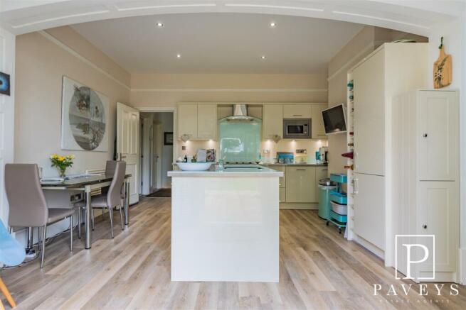 KITCHEN BREAKFAST ROOM