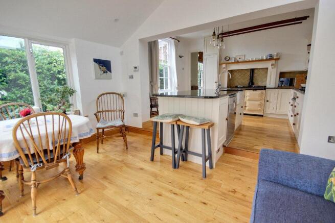 5 bed House for sale Image 7