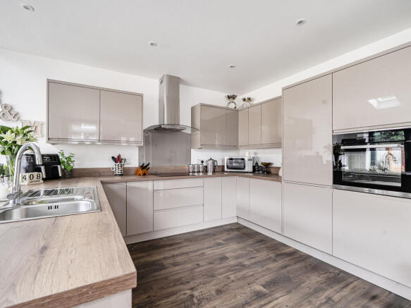 3 bed Semi-Detached for sale Image 4