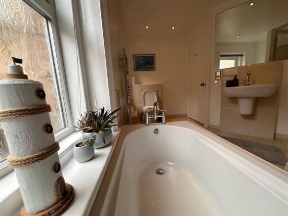 2 bed Apartment for sale Image 12