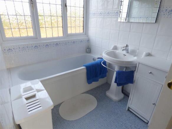 EN-SUITE BATHROOM