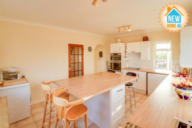 KITCHEN / BREAKFAST ROOM: