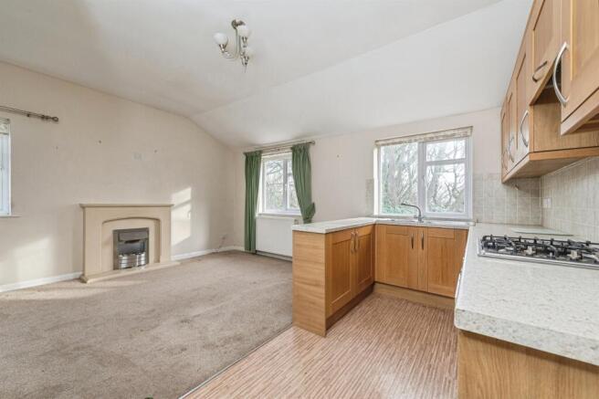 6 bed Detached for sale Image 9