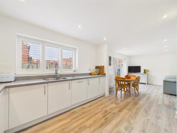 4 bed Detached for sale Image 5