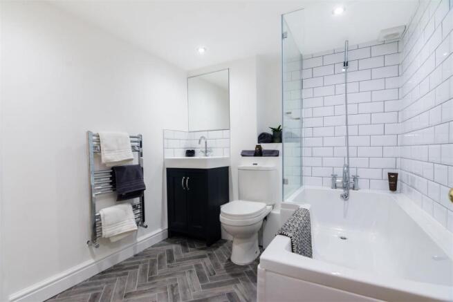 JACK 'N' JILL BATHROOM