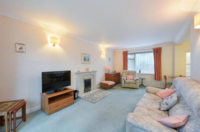 COURTLANDS CRESCENT 14 (14).jpg