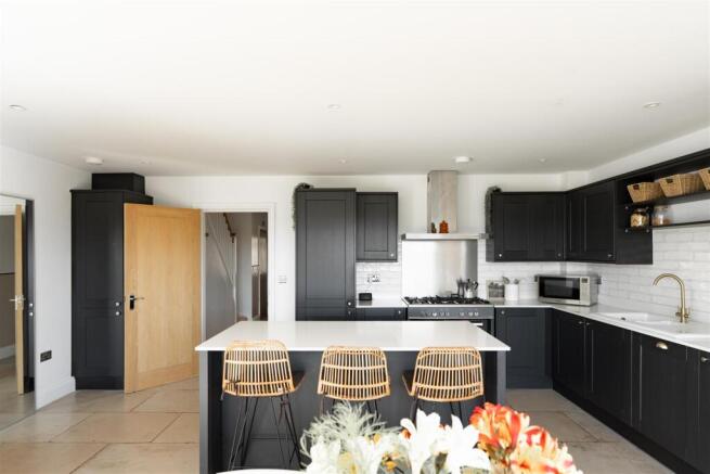 4 bed Semi-Detached for sale Image 6