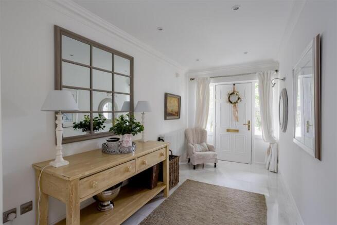 5 bed Town House for sale Image 4
