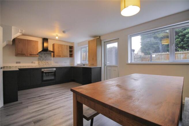 3 bed Semi-Detached to rent Image 5