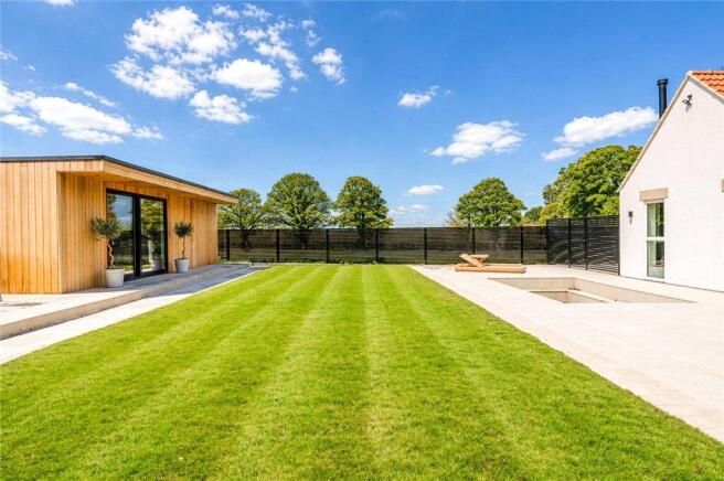 5 bed Detached for sale Image 12