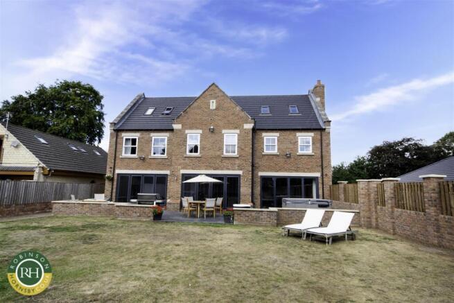 6 bed Detached for sale Image 8