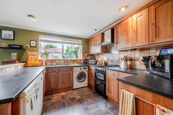 Crestwood Avenue, Kidderminster photo 4