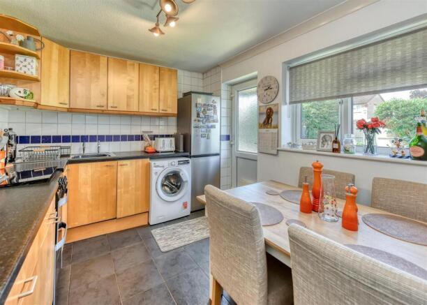 34 Tyning Close-kitchen.jpg