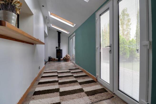 Snug/Lean To