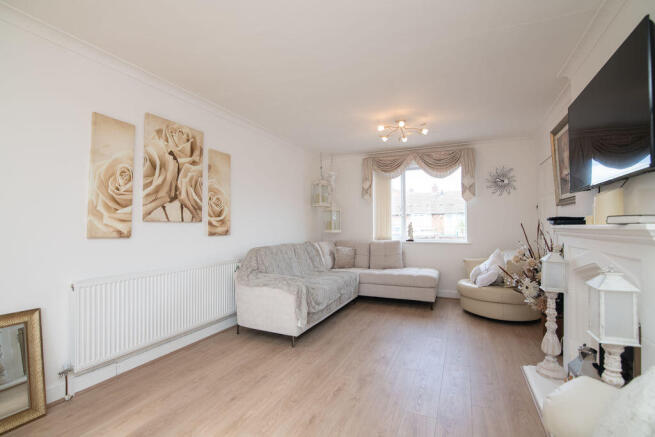 LOUNGE / DINING ROOM