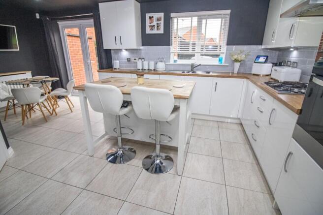 KITCHEN/BREAKFAST ROOM