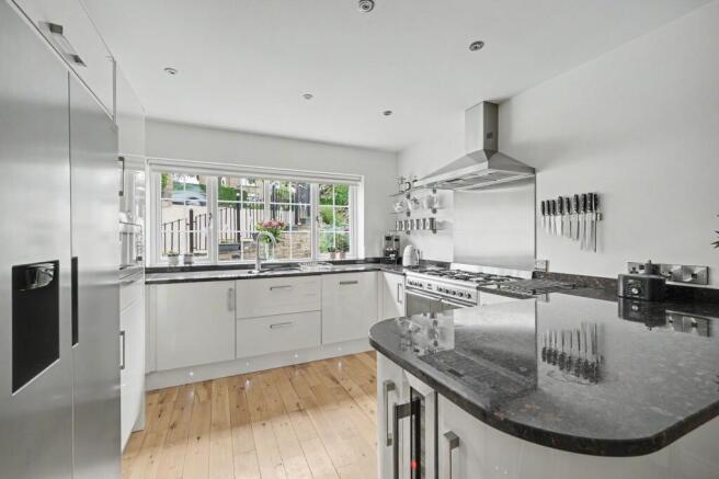 6 bed Detached for sale Image 10
