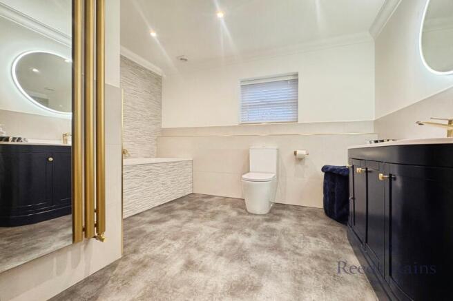 5 bed Detached for sale Image 10