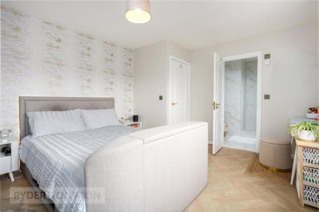 4 bed Detached for sale Image 10