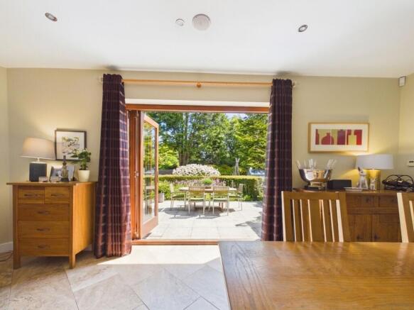 6 bed Detached for sale Image 10